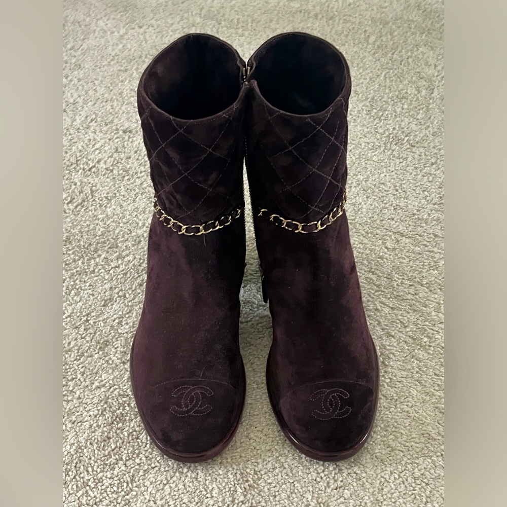 CHANEL 2019
Suede Calfskin burgundy wine Chain CC Cap Toe Short Boots 37.5